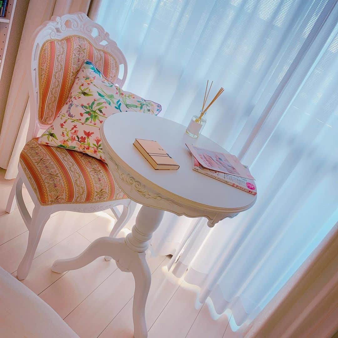根尾あかりさんのインスタグラム写真 - (根尾あかりInstagram)「私のお気に入り🥰🎀✨ #窓辺 #カフェのような家 #私の部屋 #お気に入りの場所」3月15日 13時32分 - 2mugicha