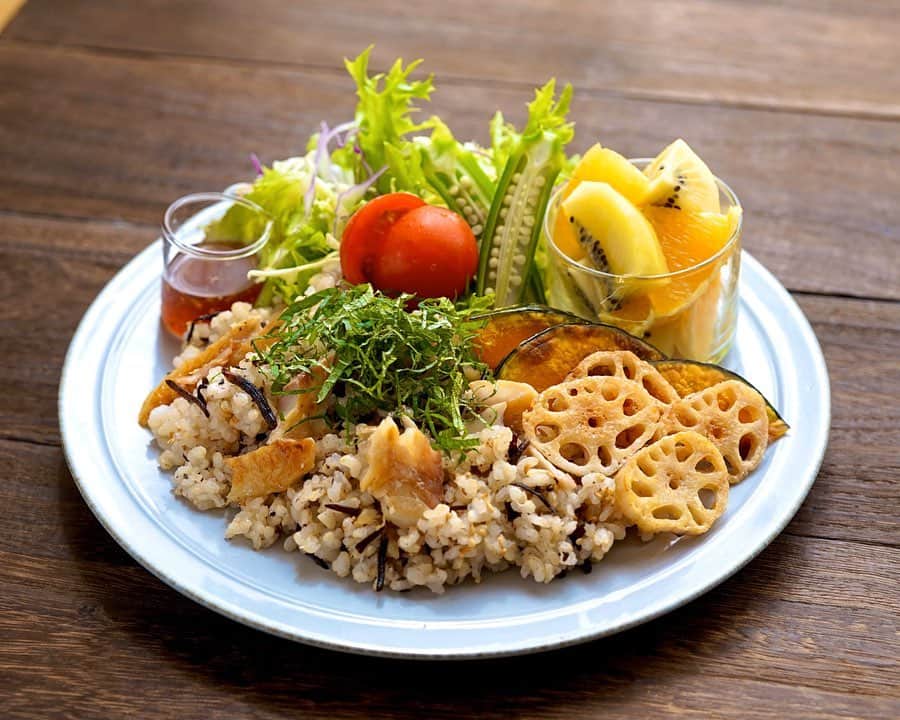 hirokoさんのインスタグラム写真 - (hirokoInstagram)「2020.3.15（日）﻿ ✽.｡.:*・ﾟ #hiroponのおうちごはん﻿  #hiroponのワンプレートごはん ﻿ #しっかり食べるダイエットごはん ﻿ ダイエット中の#昼ごはん で〜す﻿ ﻿ menu📝﻿ ▪︎ 鯵とひじきごはん（玄米雑穀ごはん150g）﻿ ▪︎ かぼちゃ･蓮根素焼き﻿ ▪︎ グリーンサラダ （トマト･オクラ）﻿ ▪︎ フルーツ（🥝🍊）﻿ ﻿ ― 422kcal ―﻿ ⦿ タンパク質 14.2g﻿ ⦿ 脂質 8.1g﻿ ⦿ 炭水化物 71.4g﻿ ﻿ ﻿ 【鯵とひじきごはん】﻿ ① 鯵の開を焼いて大きめにほぐす﻿ ② ボウルにごはん･ひじき･炒りごまを入れ混ぜ合わせる﻿ ③ ほぐした鯵を入れ軽く混ぜ合わせる﻿ ④ 大葉をﾊﾟﾗﾊﾟﾗとのせて完成﻿ ﻿ ﻿ ﻿ *☼*――― ここから#PR になります ―――*☼*﻿ ﻿ ﻿ @nomonday_jp #ノーマンデー の#新作 です！﻿ ﻿ 【ATAES・OpenHeart】シリーズから﻿ 一回り大きいサイズが発売されましたよ！﻿ ↑大きいサイズは少し前に紹介してま〜す﻿ ﻿ 今回はペアでもお使いいただける34mmです﻿ 女性にちょうど良いサイズ感ですよ﻿ 大きいサイズは39mmです﻿ 文字盤もシンプルでスクエアのデザインも素敵です﻿ シンプルなので私はブラックを選んでみました﻿ 他にも個性あるれる腕時計が揃ってます﻿ ﻿ ﻿ ただいま10%OFFになるクーポンコード発行中です﻿ お気に入りが見つかったらクーポンコードを使って下さい﻿ ﻿ 10％OFFクーポンコード【公式サイトのみ有効】﻿ ﻿ ✔クーポンコード：hirop333﻿ ﻿ 早速チェックしてみて👉🏻 @nomonday_jp﻿ ﻿ ﻿ ﻿ ﻿ .........The end ☕︎﻿ #PFCダイエット #インスタフード #オリーブノートアンバサダー #おうちごはん通信 #おうちごはんLover #くらしメイド #フーディーテーブル #マカロニメイト #デリミア #デリスタグラマー #バランスの良い食事 #てづくりごはん365 #うちのシェフ #家ごはん #日々の食事 #snapdish #macaroni #locari_kitchen  #ノーマンデー #lin_stagrammer #手元倶楽部 #nomonday #腕時計 #時計﻿ ・﻿ ﻿」3月15日 13時32分 - hiropon0201