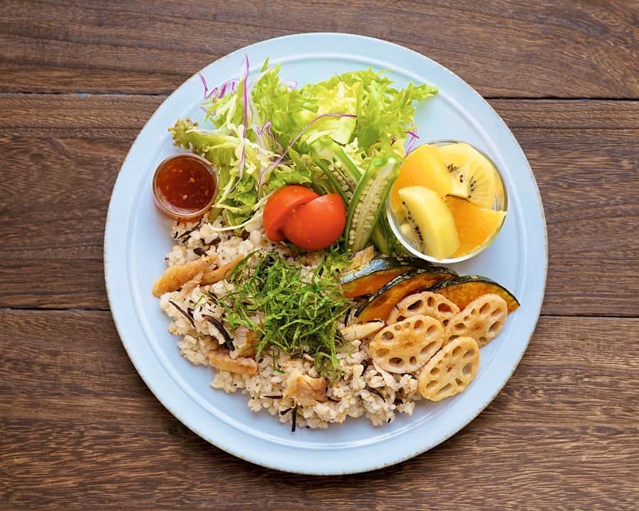 hirokoさんのインスタグラム写真 - (hirokoInstagram)「2020.3.15（日）﻿ ✽.｡.:*・ﾟ #hiroponのおうちごはん﻿  #hiroponのワンプレートごはん ﻿ #しっかり食べるダイエットごはん ﻿ ダイエット中の#昼ごはん で〜す﻿ ﻿ menu📝﻿ ▪︎ 鯵とひじきごはん（玄米雑穀ごはん150g）﻿ ▪︎ かぼちゃ･蓮根素焼き﻿ ▪︎ グリーンサラダ （トマト･オクラ）﻿ ▪︎ フルーツ（🥝🍊）﻿ ﻿ ― 422kcal ―﻿ ⦿ タンパク質 14.2g﻿ ⦿ 脂質 8.1g﻿ ⦿ 炭水化物 71.4g﻿ ﻿ ﻿ 【鯵とひじきごはん】﻿ ① 鯵の開を焼いて大きめにほぐす﻿ ② ボウルにごはん･ひじき･炒りごまを入れ混ぜ合わせる﻿ ③ ほぐした鯵を入れ軽く混ぜ合わせる﻿ ④ 大葉をﾊﾟﾗﾊﾟﾗとのせて完成﻿ ﻿ ﻿ ﻿ *☼*――― ここから#PR になります ―――*☼*﻿ ﻿ ﻿ @nomonday_jp #ノーマンデー の#新作 です！﻿ ﻿ 【ATAES・OpenHeart】シリーズから﻿ 一回り大きいサイズが発売されましたよ！﻿ ↑大きいサイズは少し前に紹介してま〜す﻿ ﻿ 今回はペアでもお使いいただける34mmです﻿ 女性にちょうど良いサイズ感ですよ﻿ 大きいサイズは39mmです﻿ 文字盤もシンプルでスクエアのデザインも素敵です﻿ シンプルなので私はブラックを選んでみました﻿ 他にも個性あるれる腕時計が揃ってます﻿ ﻿ ﻿ ただいま10%OFFになるクーポンコード発行中です﻿ お気に入りが見つかったらクーポンコードを使って下さい﻿ ﻿ 10％OFFクーポンコード【公式サイトのみ有効】﻿ ﻿ ✔クーポンコード：hirop333﻿ ﻿ 早速チェックしてみて👉🏻 @nomonday_jp﻿ ﻿ ﻿ ﻿ ﻿ .........The end ☕︎﻿ #PFCダイエット #インスタフード #オリーブノートアンバサダー #おうちごはん通信 #おうちごはんLover #くらしメイド #フーディーテーブル #マカロニメイト #デリミア #デリスタグラマー #バランスの良い食事 #てづくりごはん365 #うちのシェフ #家ごはん #日々の食事 #snapdish #macaroni #locari_kitchen  #ノーマンデー #lin_stagrammer #手元倶楽部 #nomonday #腕時計 #時計﻿ ・﻿ ﻿」3月15日 13時32分 - hiropon0201