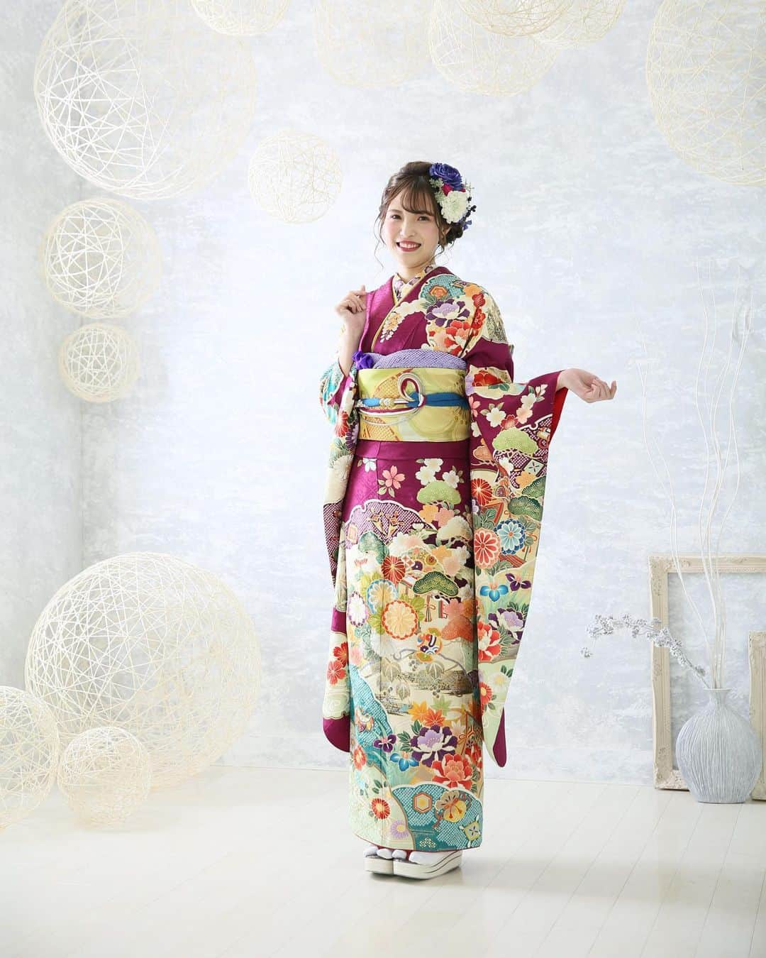 Furisode20さんのインスタグラム写真 - (Furisode20Instagram)「. 写真でも十分可愛くて豪華ですが、 振袖は実物を見るとより 刺繍の綺麗さが分かります✨ . レンタルをお考えの際は ぜひ実物をご覧くださいね♩ . . ..｡. .｡..｡. .｡..｡. .｡..｡. .｡..｡. .｡..｡. .｡..｡. .｡..｡. .｡..｡.. . ＊振袖・袴専用Instagram @yousmile20furisode ・ .＊ユースマイル(キッズ写真館)のInstagram @photostudio_yousmile ..｡. .｡..｡. .｡..｡. .｡..｡. .｡..｡. .｡..｡. .｡..｡. .｡..｡. .｡..｡.. . #japanesegirl #japanesefood #20 #フォトスタジオ #ヘアメイク #アンジュエール #ユースマイル #サロモ #姫路 #モデル募集 #前撮り #成人式前撮り #ハタチ #成人式 #振袖 #振袖ヘア #ヘアスタイル #ヘアアレンジ #神戸 #卒業式前撮り #卒業式ヘア#メイク動画#ヘア動画#インスタグラマー #兵庫#かわいい女の子 #明石」3月15日 13時47分 - yousmile20furisode