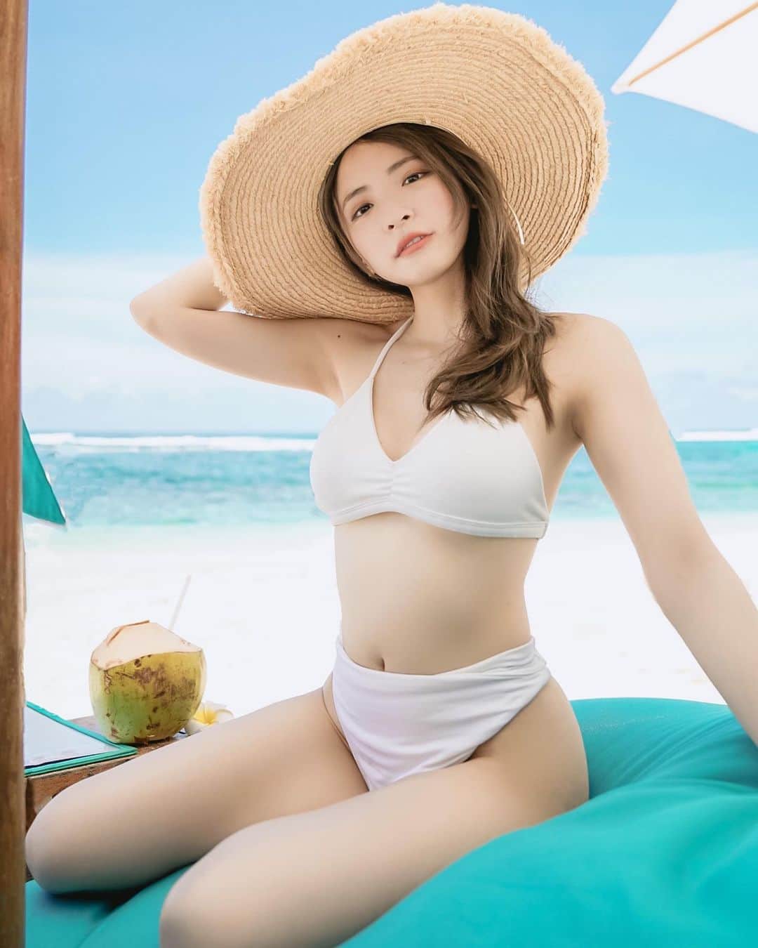 Giann Chanのインスタグラム：「Happy Sunday🌞 If you are searching hot guys, bikini girls, white sand, ocean view, food & beverage, free wifi, live music, @sundaysbeachclub is perfect for you.  #sundayfunday #sundaysbeachclub #Theugasan」