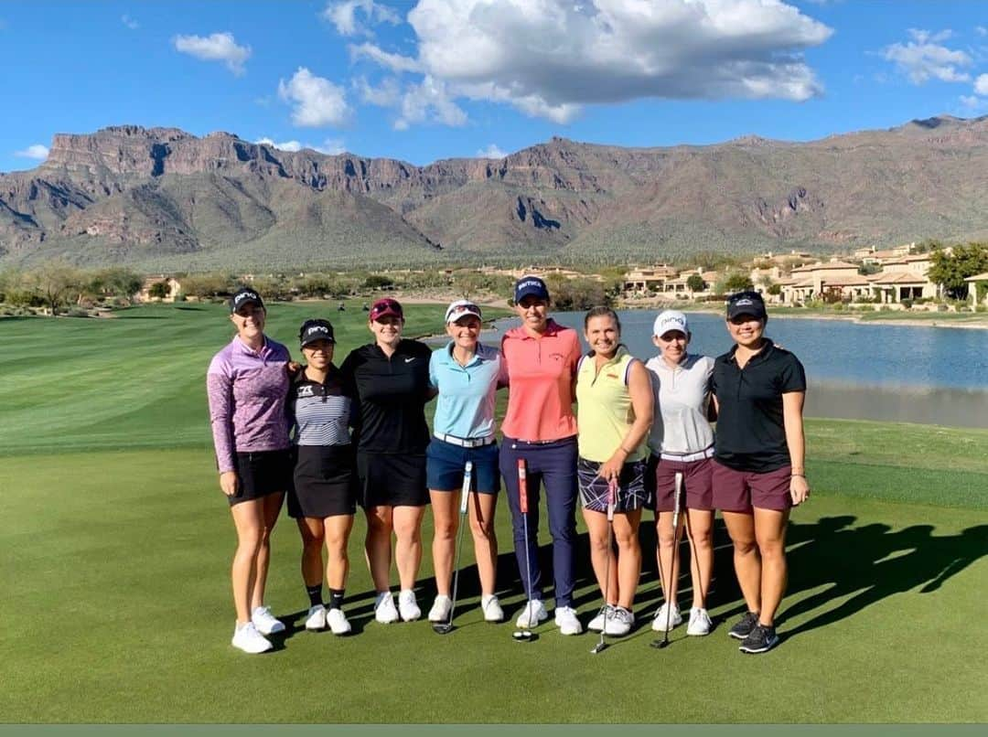 カルロタ・シガンダのインスタグラム：「Gran día en @superstitionmountain  Muchas gracias a  @vancleavegolf y @m_brooks1983 por organizar la primera copa de jugadoras. Muchas gracias a todos los socios del campo que han venido a vernos y que nos hacen sentir como en casa.  Great day @superstitionmountain with this group. Many thanks to @m_brooks1983 and @vancleavegolf for arranging the inaugural Players Cup. Also, many thanks to all the Members who came out to support and make us  feel so welcome at the club.」