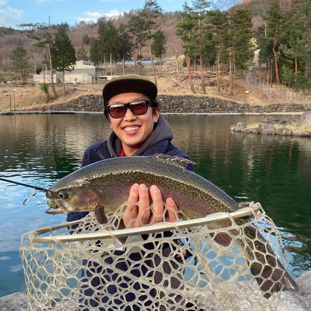 金子貴俊のインスタグラム：「ラスト2分前にヒットした！！ 奇跡のロックトラウト！ やっぱり釣りって最高！  #釣り#釣り好き#トラウト#フィッシング#smith#ムカイフィッシング#フィンチ#finch#fishing#trout#angler#fishinglife#fishingfan#アウトドア#outdoor #outdoorlife#nature」
