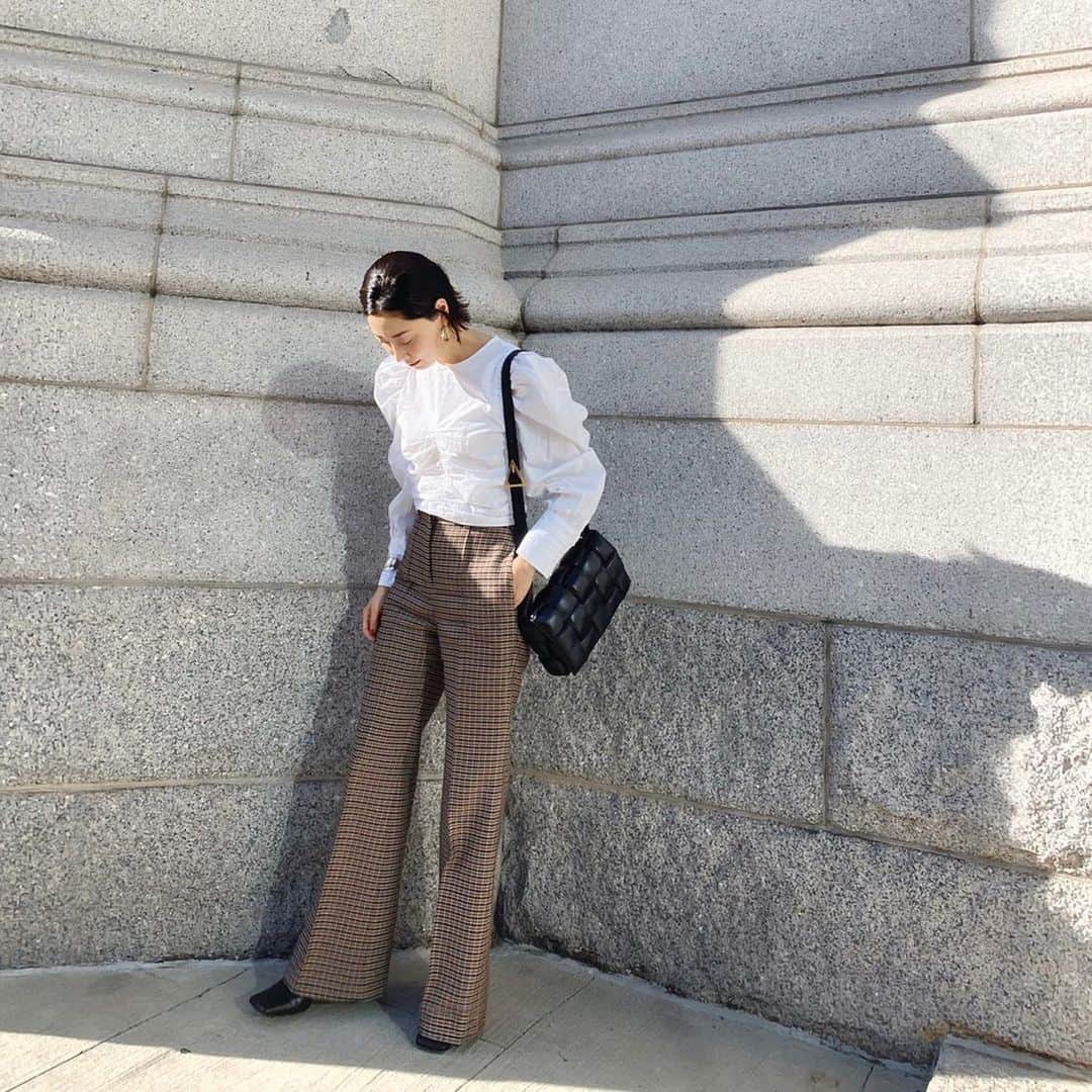 大塚良子のインスタグラム：「家探しの週末 #outfit  tops... #pixiemarket @pixiemarket  pants... #victoriabeckham @victoriabeckham  shoes... #miista @miista  bag&earring... #bottegaveneta @bottegaveneta  #fashion #streetfashion #newyork」