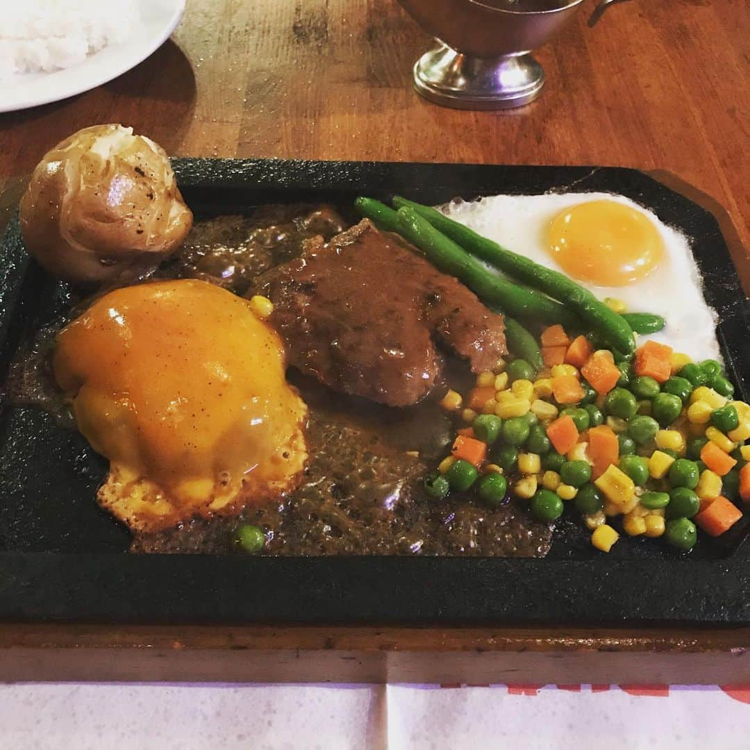 笠原秀幸のインスタグラム：「こんにちばーぐ！ハンバーグ大使の笠原です👨‍🍳 ・ 今日の#1日1バーグ は、渋谷のゴールドラッシュのハンバーグです！ ・ 渋谷で映画観たら行きたくなるし ・ NHKで仕事の時は、前に行くか、後に行くか、考えて行きますし ・　 HANDSに買い物に行く時は、もう、#ゴールドラッシュハンバーグ の事考えながら買い物してますしね！ ・ ていうか、高校生の頃から食べてるから、もう20年以上食べてイルーーーー！！！ ・ 1番食べてるハンバーグかもしれない🍽  #日本ハンバーグ協会 #ハンバーグ大使 #ハンバサダー #ハンバーグ #ハンバーグlove #渋谷のハンバーグ #渋谷バーグ」