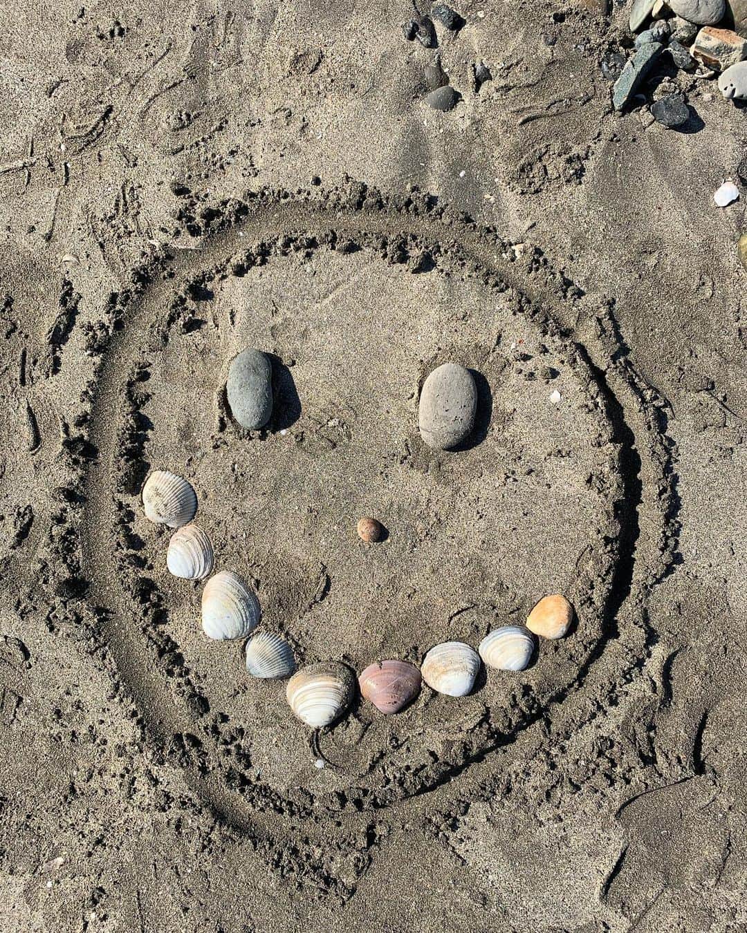 のインスタグラム：「#smilethoughyourheartisaching  #海辺の暮らし🐚」