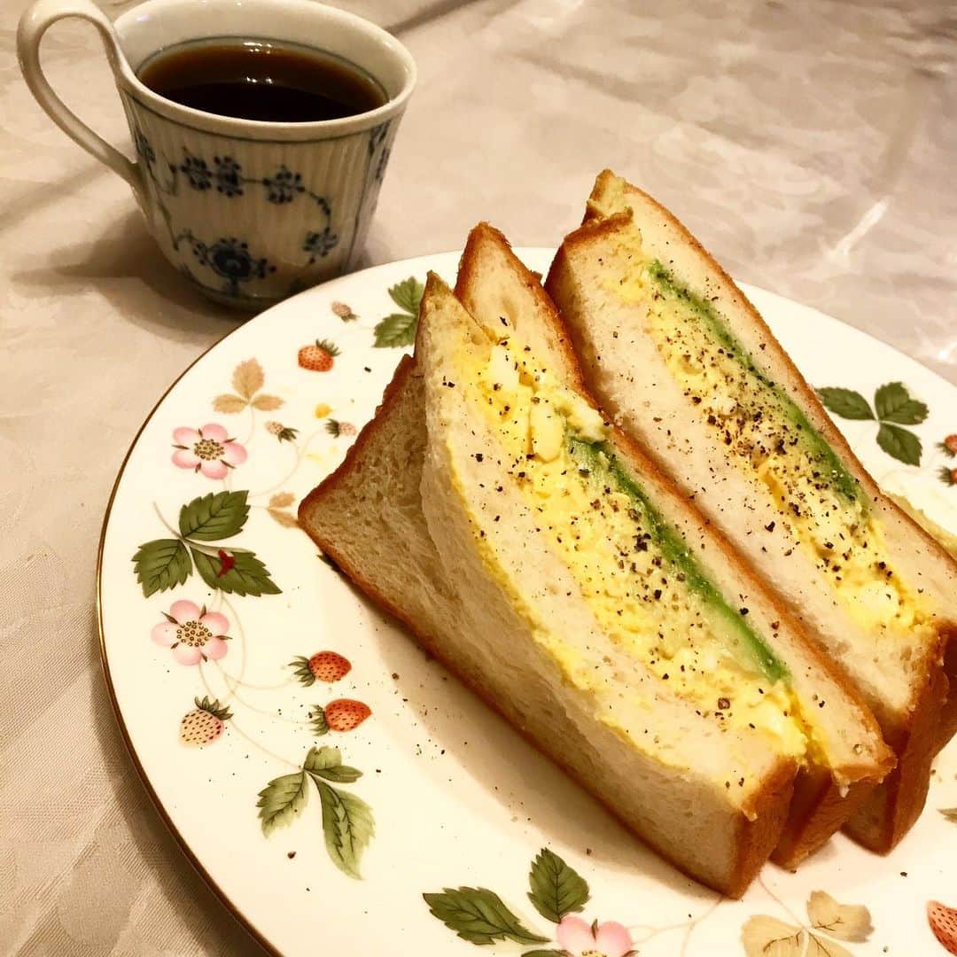 田中琴乃さんのインスタグラム写真 - (田中琴乃Instagram)「【lunch】 ・ アボガドたまごサンドイッチ🥪 ・ なんだか無駄に美味しそうに出来た。 ・ ・ #アボガド  #たまご #サンドイッチ  #アボたまサンド」3月15日 14時27分 - tanakakotono