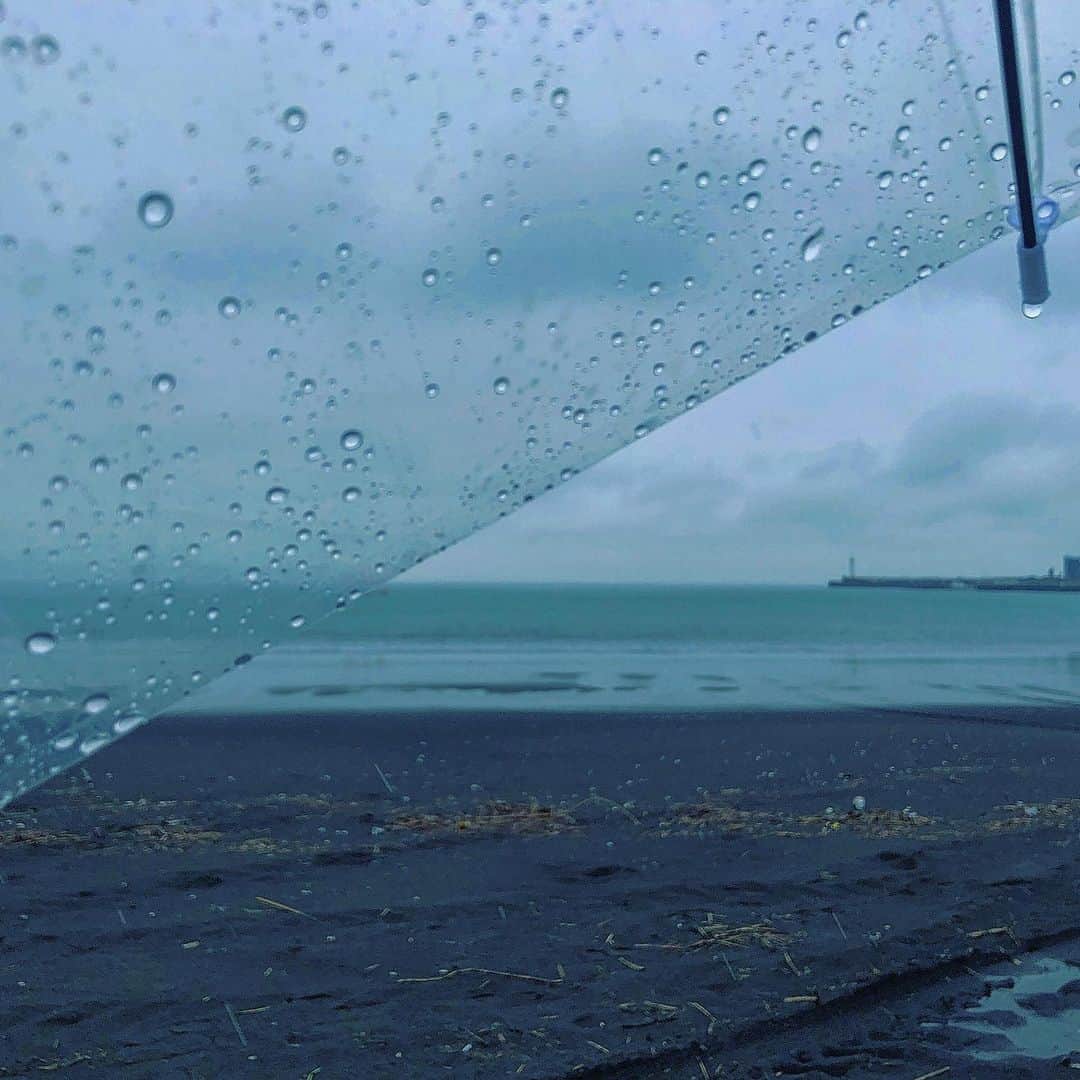 鎌田紘子さんのインスタグラム写真 - (鎌田紘子Instagram)「撮影の日雨だった。 撮影終わった日晴れた。 . . . #雨の海　#海 #海岸沿い #海岸」3月15日 14時34分 - hirokokamata12