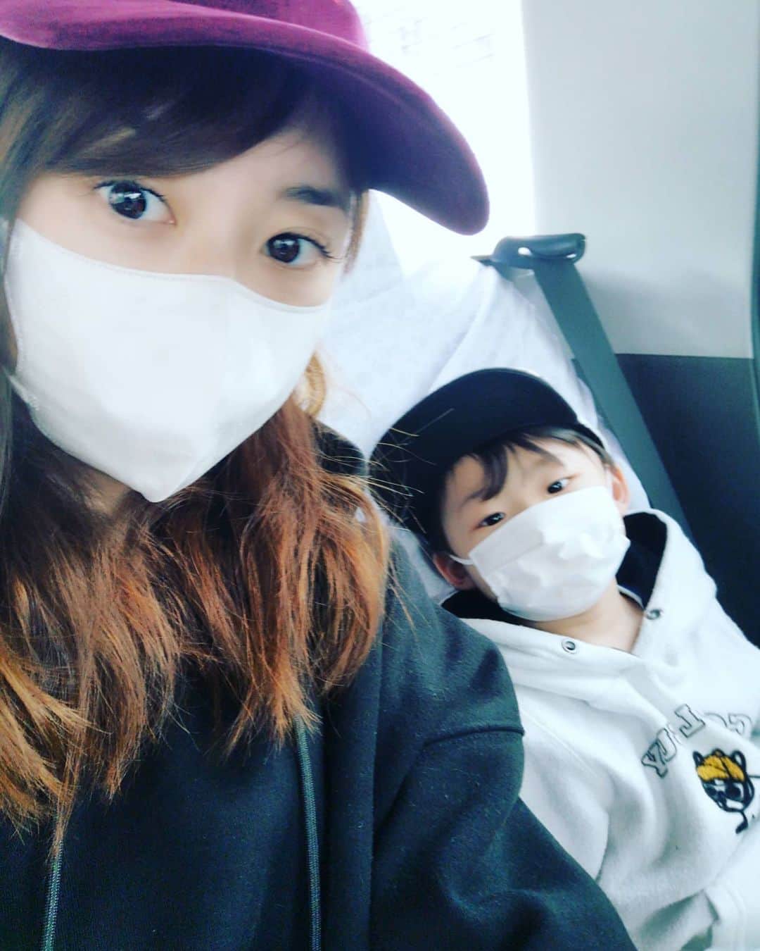 山上紗和 のインスタグラム：「最近毎日ずーっと一緒👩‍👦 #コロナ休み #👩‍👦 #マスク親子」