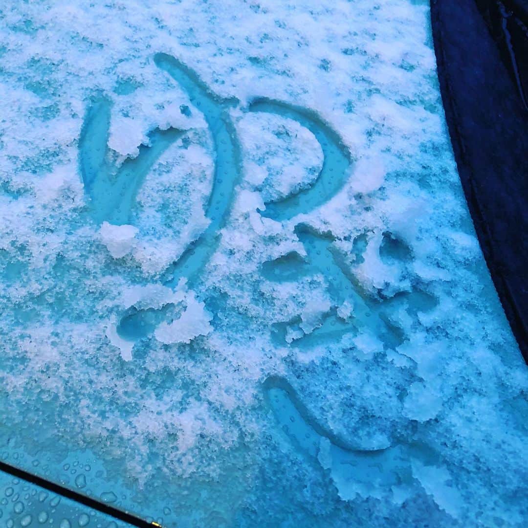 藤田朋子さんのインスタグラム写真 - (藤田朋子Instagram)「ボンネットに積もった雪❄️ #三寒四温 #さんかんしおん #園子温 #雪 #スノー #snow #car #writing #on #ゆき」3月15日 14時42分 - chiendormant