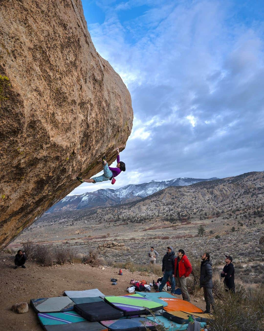 白石阿島さんのインスタグラム写真 - (白石阿島Instagram)「evilution direct v11.  My first たかすぎくん highball ascent. Hands were numb and my heart was beating hard as hell but so happy to have climbed this beauty. Topped it right before the winds were 28mph🌪🌬 good 3 day trip to Bishop🏔🏩🪐 Arigato🤝 @toshi__takeuchi @buenoueno @nickhodge @___yamato @ohkidokie @stephen.salvador @jonah.street ・pic: @nickhodge  #高し　#たかしくん #いとたかしくん　#高杉くん」3月15日 14時45分 - ashimashiraishi