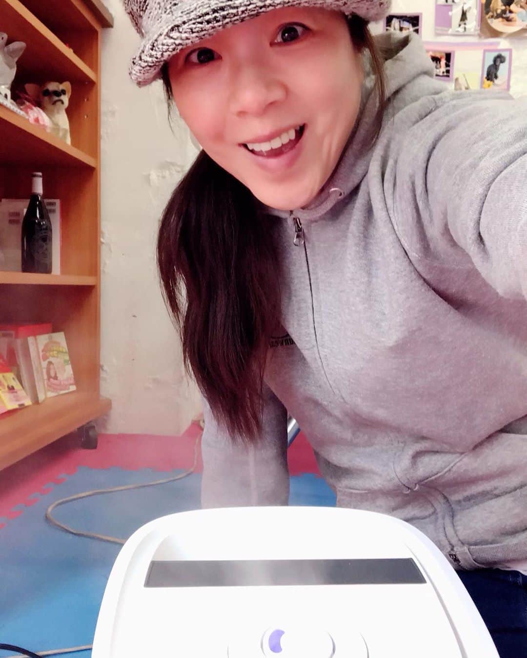 井上貴子のインスタグラム：「LLPW-X道場は 自分たちはもちろん  他団体にリングを貸したり 小さな子供が遊んだり 一般女性向け心身エクササイズ 「YUJYO」や 井上貴子ヨガ教室  そして打ち合わせなど…  いろんな方々がいらっしゃる。  それぞれの認識で コロナ対策はしてくださっていても  どこからどのように 感染するのかホントにわからない。  だから ウチの道場は この超音波噴霧器を置いてます。  次亜塩素酸水を4リットル入れて あとは電源をONにするだけ。  加湿器のようにスチームが出て 1時間くらいこの空間に居れば ウイルス除菌、除去の対策になるらしい！  STAYER製を 「STAYER」さんから 送ってきて頂きました。  小さなスプーンに たったの1杯で2リットル分の 次亜塩素酸水ができあがるので。  別の容器に入れて 消毒の役割もしてくれる。  実はアタシ そこまで神経質になってない。 正直。  でもアタシの仕事はプロレスラー。  ジムに行かないわけにはいかない。 でもジムに行ってる！といえば まるでバイ菌を見るように見られて扱われる…  打ち合わせや仕事で 接触する人も多いので  ジムは行ってない。  十分なトレーニングをするため 今はLLPW-Xの道場で できる限りのことをしたい！ と思っていたらば！！ プレゼントして頂きました！  大切に使わせて頂きます。 皆さんのために。  Happyで^ ^  #井上貴子  #LLPWX #女子プロレス #紅緒と柊音 #トイプードル部 #超音波噴霧器 #次亜塩素酸水 #新型コロナ対策 #除菌 #STAYER」