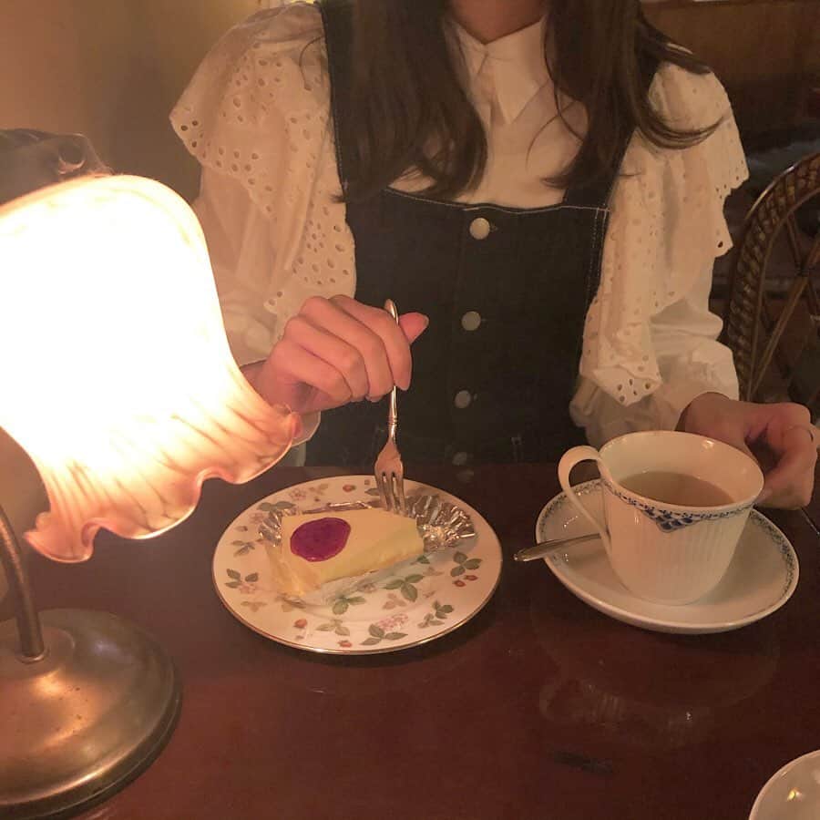 鈴原ゆりあさんのインスタグラム写真 - (鈴原ゆりあInstagram)「卒業を迎えた皆さん おめでとうございます🎓 . 私も短大を卒業しました！！ できました！！ . だからおめでとうのケーキを 食べましょう！！(?) . . #写真は少し前 #食べてばっかり  #本当によく食べるのはほしいも」3月15日 14時59分 - suzuhara_yuria