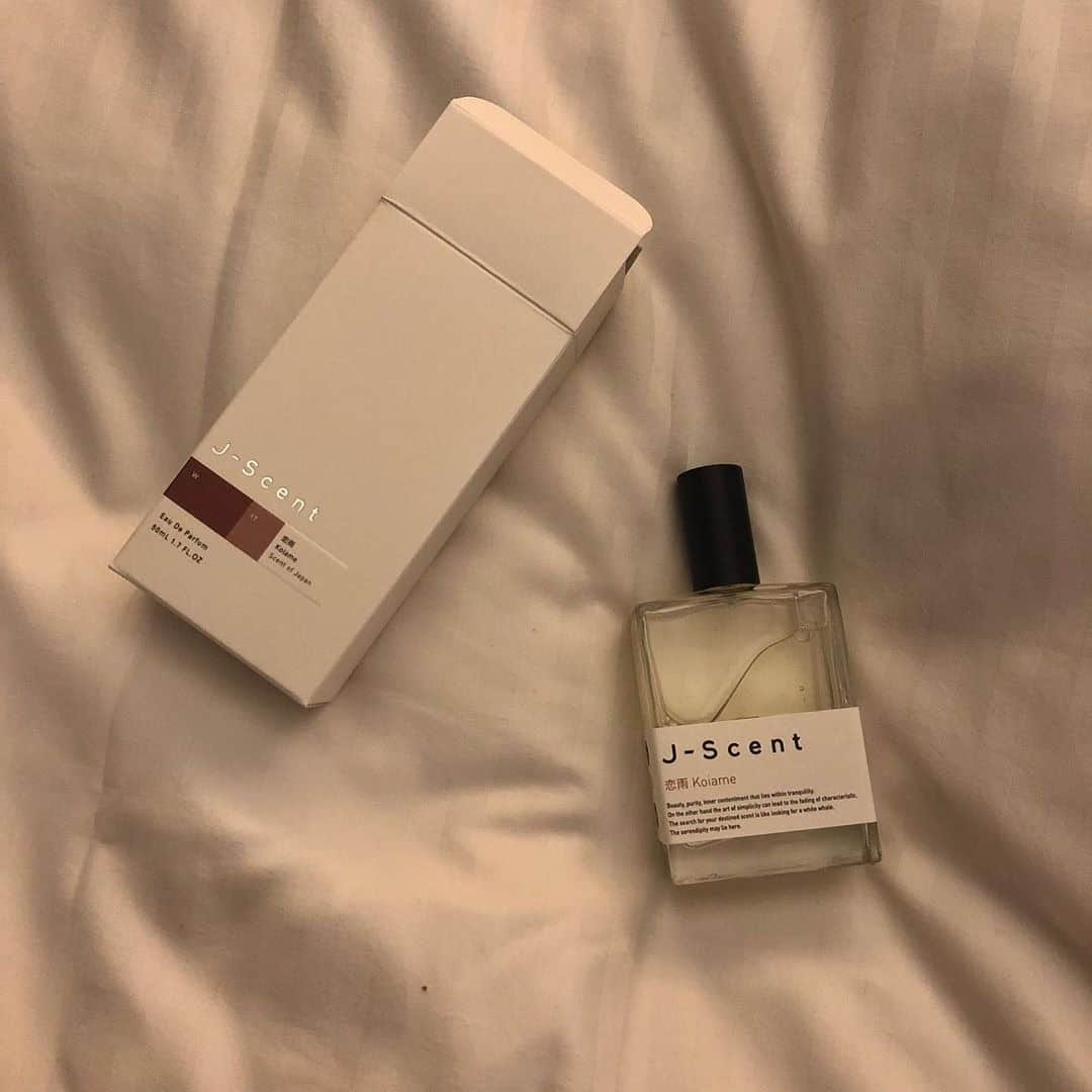 RiLiさんのインスタグラム写真 - (RiLiInstagram)「大人な香りにキュン💓【J-Scent】の香水🌿 ..... 日本の香水ブランド【J-Scent（ジェイセント）】って知ってる！？和をコンセプトにした香りが特徴のメイドインジャパンの香水ブランドだよ🏯💕 特に「和肌」という名前の香水は川端康成の『眠れる美女』をモチーフにした香りで男女受けばっちりなんだとか🥺💖そのほかにも、「紫陽花」や「紙せっけん」、「恋雨」など気になる名前の香りがたくさんあるよ🌿 種類豊富だから迷うってコには、3本セットのサンプルが1000円で販売されているから、まずはお試ししてみるのも◎ちょっぴり大人な香りに挑戦してみたい❣️てコにオススメだよ💓 ❣ ❣ ❣ ❣ ❣ サイトやSNSで掲載させていただくお写真募集中😘📸 かわいいコーデやアイテム、注目スポットなどが撮れたら、ハッシュタグ→#rili_tokyo  を付けて投稿❗ ． Special Thanks💋 Photo by @n_a_n_a_0629 @_mocchin_ @a.yy.u @baby_gram.y @tamumonta @7miyata @applestardondoko @ril_ballet @hinakoooo_712 ． #春 #春コーデ #JScent #ジェイセント #香水 #パフューム #大人香水 #プレゼント #誕生日プレゼント #おしゃれ香水 #インテリア #ブラウンコーデ #ベージュコーデ  #ワントーンコーデ #シンプルコーデ  #カジュアルコーデ #ガーリーコーデ #置き画 #置き画くら部 #今日のコーデ #コーデ #コーディネート #RiLi  #おしゃれさんと繋がりたい #お洒落さんと繋がりたい #ファッション #패션스타그램 #ootd #outfit」3月15日 15時00分 - rili.tokyo