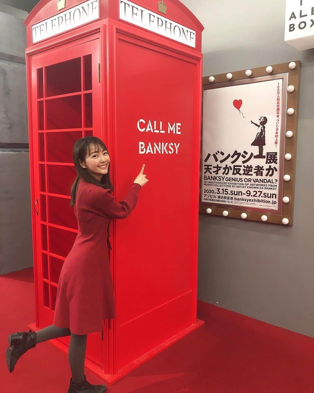 うえむらちかのインスタグラム：「🖼『バンクシー展 天才か反逆者か』﻿ ﻿ BANKSY~GENIUS OR VANDAL？﻿ ﻿ 内覧会へ行ってきました🎨﻿ ﻿ イギリスを拠点に活動している覆面アーティストの#バンクシー @banksy 👨‍🎨﻿ ﻿ 大手競売会社サザピースのオークションで彼の作品「風船と少女」が1億5千万円で落札された直後、絵画に仕掛けられたシュレッダーが作動して、絵が裁断されるというと衝撃的な事件がありました❗️﻿ ﻿ オークションに否定的なバンクシーが密かに仕込んだ仕掛けだったのですが﻿ ﻿ 結果的に「風船と少女」は「愛はゴミ箱の中に」というタイトルに変わり、更に芸術的価値を高めてしまったわけです…🤔﻿ ﻿ ﻿ そんな奇想天外で神出鬼没なバンクシーの作品が70点以上も展示されている今展覧会は、音声ガイドを聴きながら回るとより分かりやすく堪能できるかと思います🎧﻿ でも、かなり時間に余裕を持って行かないと廻りきれませんよっ⏳﻿ ﻿ 考えさせられる作品が多いのですが﻿ 私は単純に﻿ #ディズマランド 行きたかったです笑﻿ ﻿ #バンクシー展 は本日より💕﻿ ﻿ 期間：2020年3月15日(日)〜9月27日(日)﻿ 時間：10:00~20:30（最終入場20:00）﻿ ※会期中無休﻿ 会場：アソビル﻿ 神奈川県横浜市西区高島2-14-9 アソビル2F  #banksy #banksyjapan #banksyart #バンクシー展天才か反逆者か #絵画 #展覧会 #芸術 #現代アート #現代アート好きな人と繋がりたい」