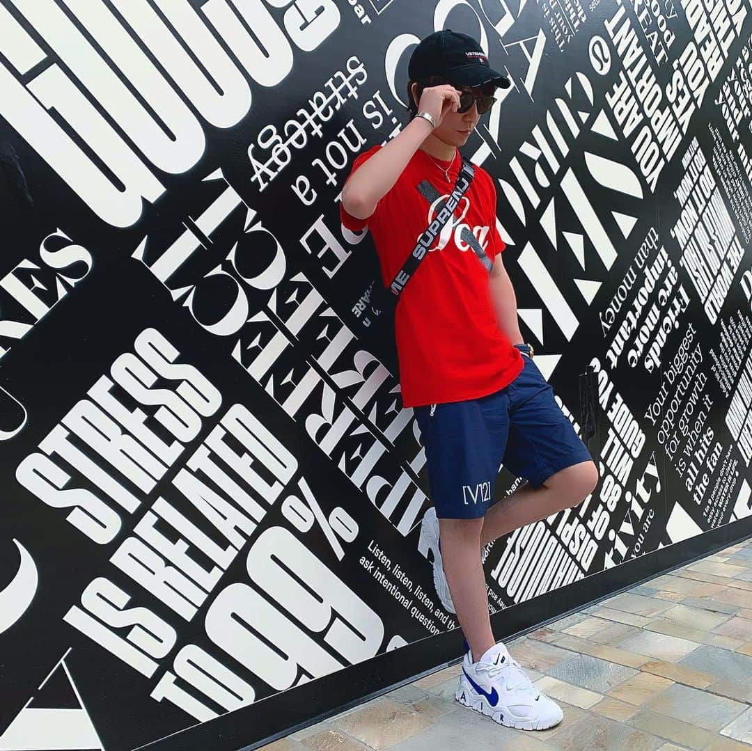 松村淳平のインスタグラム：「ハワイといえばアラモアナショッピングセンター！ 1日じゃ回りきれないくらいでかい…🌴 . #vetements #windandsea #supreme #rayban #vtwelve #nike #hawaii #hawaiistagram #ハワイ #ハワイ旅行 #ハワイ生活」
