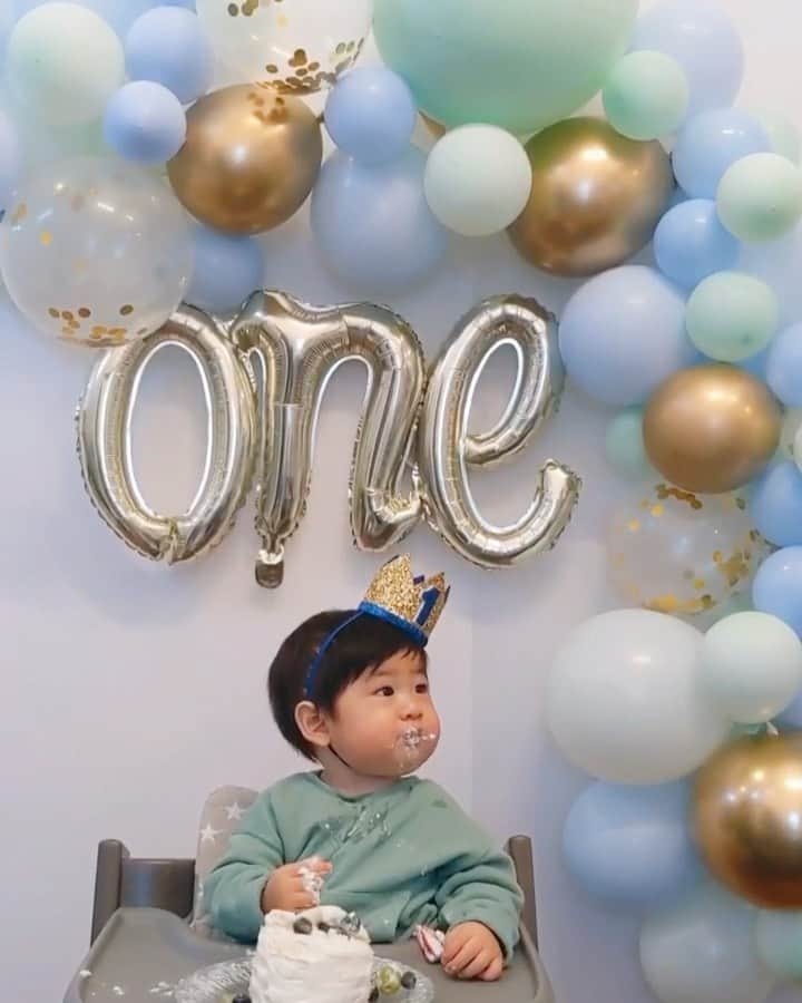 ソンイのインスタグラム：「１歳のお誕生日おめでとう👦🏻🌸﻿ ﻿ この時期で特別なお出かけはできないし、来週予定していたハワイ旅行もキャンセルになったけど、その分お家の中でできる精一杯の愛情を込めたお祝いを🎂🎈﻿ ﻿ 手作りスマッシュケーキは豪華に手でいくかと思ったら意外とスプーンで食べたがって🥄🍰﻿ エプロンはあえて付けずに自由に食べさせて見守り、彼の気が済んだらお風呂へ直行🛁✊🏻笑﻿ ﻿ 一升餅も頼もしく背負って、選び取りはボールを⚽️﻿ ﻿ これから悩みや大変さが何倍も増えるだろうけど、子供の笑顔のために頑張らなきゃね✊🏻﻿ ﻿ 息子へのたくさんの温かいお祝いのメッセージ本当にありがとうございます🥺🌸﻿ ﻿ #1歳の誕生日 #初めての誕生日 #一升餅」