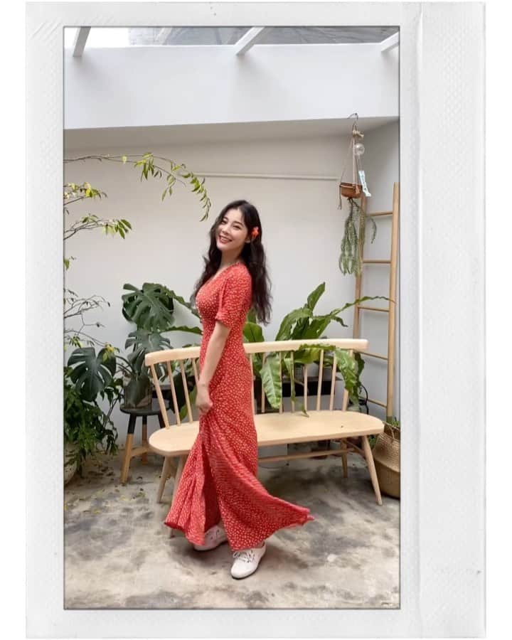 張香香のインスタグラム：「曼娣：妳轉圈 然後坐下！ ：微笑 笑太開了！ ：看旁邊 頭太低了！ 沒有曼娣老師專業又凶悍的指導， 我就只會站在鏡頭前像個肢體殘障一樣🤣 話說回來， 這件洋裝真滴超美的🥺👗❤️ 上次只是發在限動就有好多人詢問 上一篇一PO更有眼尖的網友發現它就是妍安家的美衣 沒錯！就是 @whoiannofficial 💕 這件真滴很仙😳 剪裁設計很合身 穿起來很顯瘦比例很好 配上我新買的小花髮飾剛好超搭🌺 讓我自以為當了一天小仙女🧚🏻‍♀️😚🤣」
