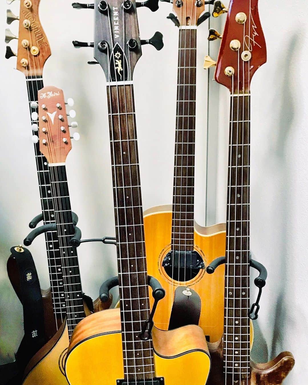 JIGEN のインスタグラム：「この時期に特定の業種を名指しするのはフェアじゃないね。負けるもんかと踏ん張りながらモモナシのレコーディング。今回もオケはゲスト無しで私が構築。ノーマル、テナー、アルト、ピッコロのベース4種にブズーキという、いかしたクビレの可愛い子ちゃん達とシビれる日々。4弦だらけの録音大会。」