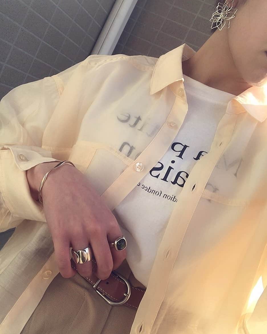 のインスタグラム：「透けさせたい春🌼  黄色のシアーシャツやっと見つけて即買い♡  #シアーシャツ#スケスケ#senseofplace  #beautifulpeople」