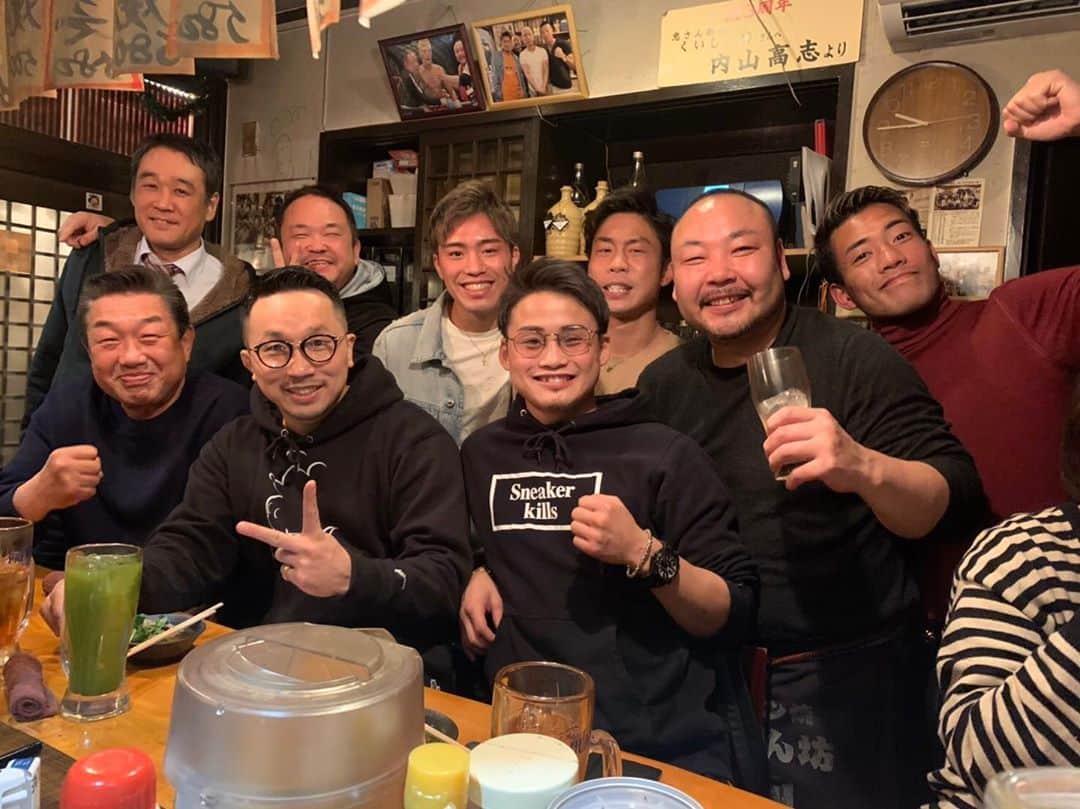 京口紘人のインスタグラム：「. . . 先日のひととき。 . . 誕生日が同じでワタナベジムの鬼軍曹 小口トレーナーのお店『忠さん劇場 くいしん坊』へ . . 粟生さんとシャイアン会長と突撃してきました😏 . . いつもボクシング関係者で賑わっている素敵なお店です😁 . . あんな人やこんな人まで来劇されるお店に是非足を運んでみては。。。🤔 . . @tadahirooguchi . . #京口紘人 #粟生隆寛 #伊藤雅雪 #谷口将隆 #戦闘力高め #ダウンタウンなう本音ではしご酒でも紹介された #数多な芸能人も来ている #刃牙の作者も来ている #癖のある大将に会いに行ってください #最寄り駅は荏原中延駅 #徒歩1分 #オススメは山賊焼き」
