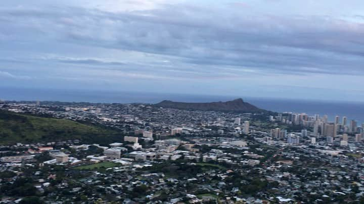 ジョン・ジェウンのインスタグラム：「. #hawaii #tantaluslookout」