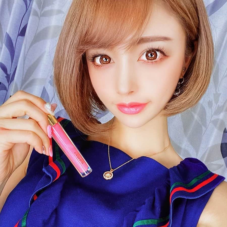 のインスタグラム：「今日のメイクはexcelの春の新作コスメ縛り❤️ @excelmake ． ベースメイクもexcel🙌 ラスティングタッチベースがめちゃくちゃ良くて、 SS (シルキースムージング)と、EM (エッセンスモイスト)の2タイプあるんだけど、 組み合わせて使ってみた😍 下地ダブル使いで質感の違いを出すと顔が立体的に✨ フレッシュ感のあるツヤ肌にしたかったからEMを顔の中心に、SSを輪郭にオンしたよ☺️ 反対にするとソフトマットでハンサムな仕上がりに💡 ． ニュアンスグロスオイルとオーラティックブラッシュはYouTubeで全色レビュー撮ってみたから詳しくは動画で💋 (今夜チーク編が上がります💞) この写真はグロスがグレープフルーツ、チークがベイクドシナモンを使用💡 ． 定番のスキニーリッチシャドウの新色も肌に馴染みやすい綺麗な色だった🙌✨ ブラウン系はヘビロテで使える💞 ． 春メイクは気分上がるよね🥰 excelらプチプラなのにクオリティ高いから本当にオススメ✨ 皆も試してみてね💋 ． #エクセル　 #excelmake　 #ラスティングタッチベース #オーラティックブラッシュ #ニュアンスグロスオイル #スキニーリッチシャドウ」
