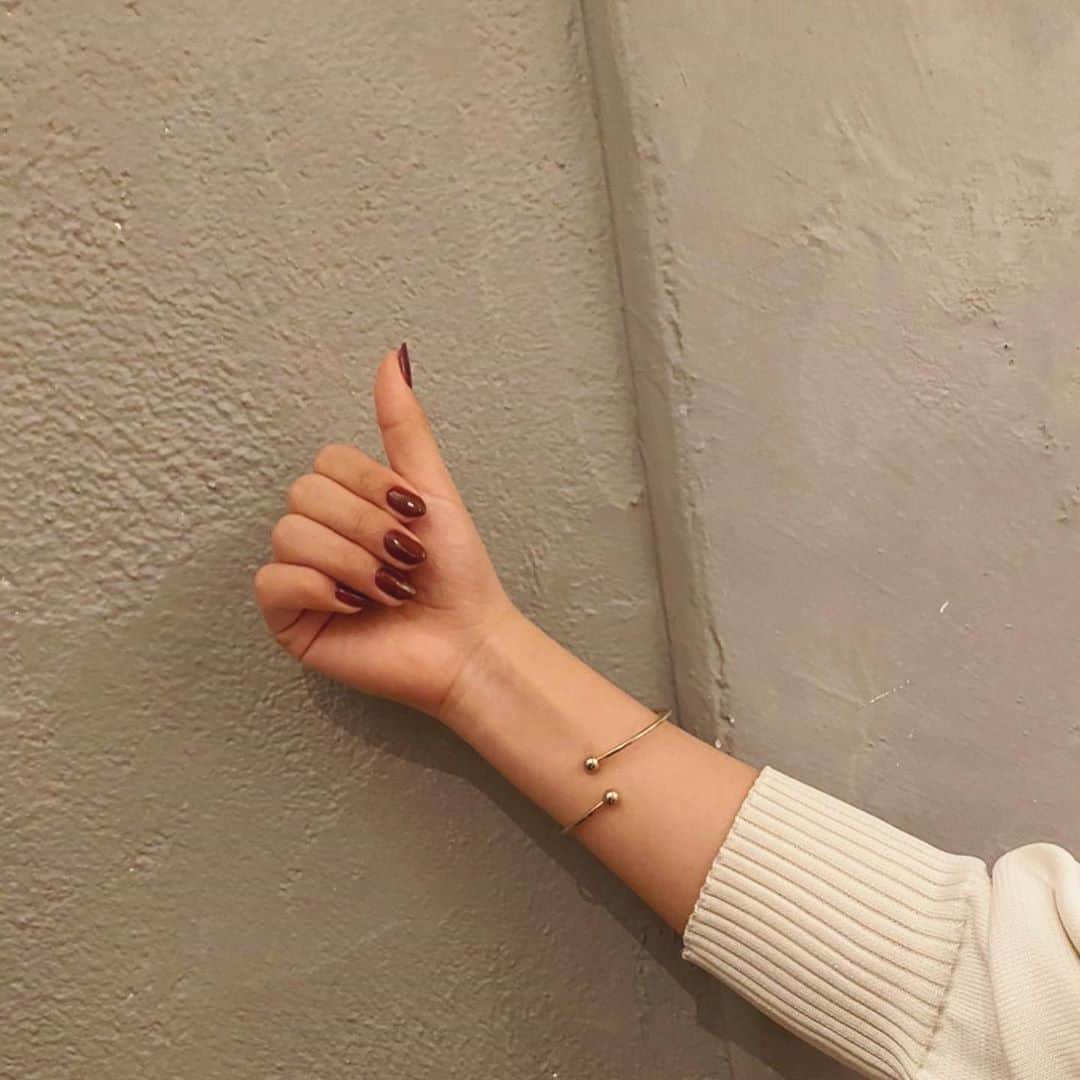 鷹野日南さんのインスタグラム写真 - (鷹野日南Instagram)「今のネイルさん. . . ボルドーが好きすぎる 今回はワンカラーでシンプルに🕹 . . 身の回りに必ずボルドーは置いておきたいです それくらいすき。 . . . #ネイル　#ネイルデザイン #ジェルネイル  #春ネイル #ネイルサロン #表参道 #ボルドーネイル #ボルドーカラー」3月15日 16時06分 - hinachan.3