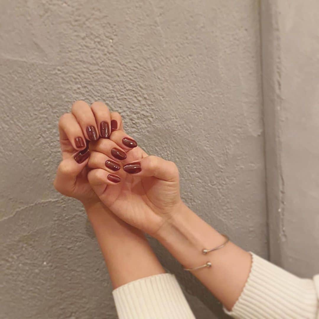 のインスタグラム：「今のネイルさん. . . ボルドーが好きすぎる 今回はワンカラーでシンプルに🕹 . . 身の回りに必ずボルドーは置いておきたいです それくらいすき。 . . . #ネイル　#ネイルデザイン #ジェルネイル  #春ネイル #ネイルサロン #表参道 #ボルドーネイル #ボルドーカラー」