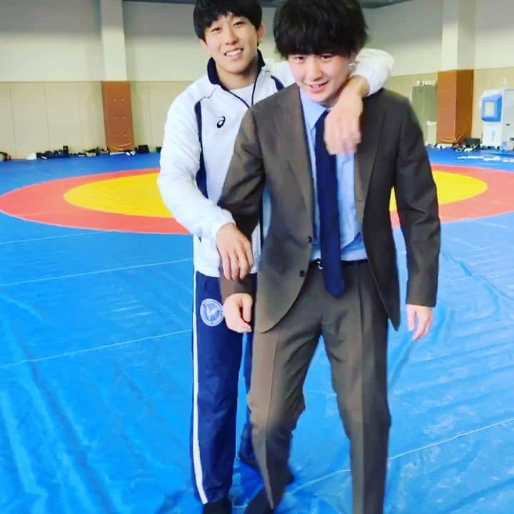 乙黒拓斗のインスタグラム：「4年生卒業おめでとうございます🎓  1番遊んでくれた人たちでした😆  ショウキくん　ラブ😉  最後までおもしろい先輩😂😂😂 まーさ、かずひらくん、よっちさん、ふじもとさん、346くん」
