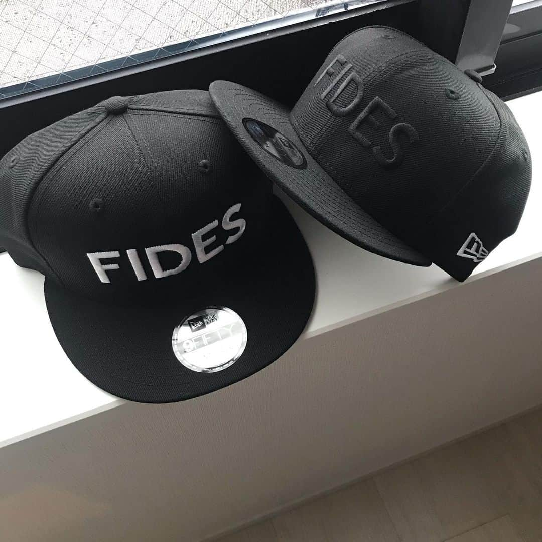 片岡洋介のインスタグラム：「Jリーガー御用達のブランドFIDESのキャップが届きました😀 街でFIDESを着用している人を見るとサッカー選手かなぁと勝手に親近感が湧いちゃいます😅 キャップすぐあげちゃうけど、これはあげずに大切に使おう❗️ テルさんありがとう😋  #筋トレ#筋トレ男子#元Jリーガー#大宮アルディージャ#京都サンガ#ガイナーレ鳥取#FIDES#小林久晃 #ありがとう#キャップ」