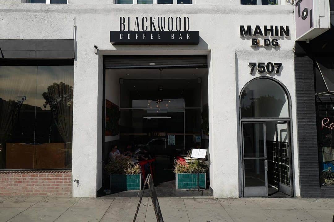石井輝明さんのインスタグラム写真 - (石井輝明Instagram)「ロサンゼルス。 毎日のように配信に出させてもらってます。 明日は沼津から生配信。 漫才ができる環境に感謝。  #blackwoodcoffeebar #cafe #coffee #カフェ #アメリカカフェ #ロサンゼルスカフェ #カフェ芸人 #一応全部違うネタにしてる #同じでもいいんやろうけど #ネタだけはたくさんあるし #せっかくなら色んなネタをみてもらえたら #1日に50ステくらいあっても全部違うネタはできる #絶対50ステなんかしたくないけど #100ステあってもできるか #何本かは全くウケないけど #ベストネタダンテをお楽しみに #次は4 #4ってことは1回で16本してるから64本か #100ステは見栄張ったかもしれんな #6が終わったくらいでまた100ステかかってこいと言わせてもらおう #絶対1日で100ステなんて嫌やけど」3月15日 16時25分 - comandanteishii