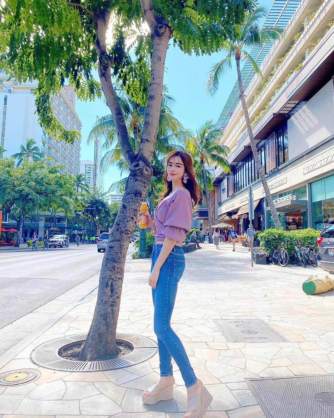 得あゆさんのインスタグラム写真 - (得あゆInstagram)「ハワイコーデ🌺✈️👙 ・ tops : @royalparty_official denim : @emoda_official sandal : @to_the_sea_hawaii earring : @areem.accessory ・ オレンジジュース日焼けしやすくなるらしいから次からアップルジュースにする！🍊🍎笑 ・ ・ ・ ・ ・ ・ ・ ・ ・ ・ #totheseahawaii#resortnista#リゾートニスタ#デニム#tops#denim#デニムコーデ#ハワイ#ワイキキ#サンダル#リゾート#大人カジュアル#オトナ女子#インスタ映え#カメラ女子#写真#カメラ#女子旅#旅行#タビジョ#南国#ハワイ旅行#撮影#hawaii#waikiki#resort#onepiece#sandal#casualstyle#サンダル#イヤリング」3月15日 16時23分 - tokuayu819