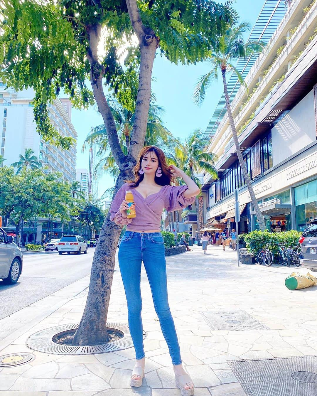 得あゆさんのインスタグラム写真 - (得あゆInstagram)「ハワイコーデ🌺✈️👙 ・ tops : @royalparty_official denim : @emoda_official sandal : @to_the_sea_hawaii earring : @areem.accessory ・ オレンジジュース日焼けしやすくなるらしいから次からアップルジュースにする！🍊🍎笑 ・ ・ ・ ・ ・ ・ ・ ・ ・ ・ #totheseahawaii#resortnista#リゾートニスタ#デニム#tops#denim#デニムコーデ#ハワイ#ワイキキ#サンダル#リゾート#大人カジュアル#オトナ女子#インスタ映え#カメラ女子#写真#カメラ#女子旅#旅行#タビジョ#南国#ハワイ旅行#撮影#hawaii#waikiki#resort#onepiece#sandal#casualstyle#サンダル#イヤリング」3月15日 16時23分 - tokuayu819