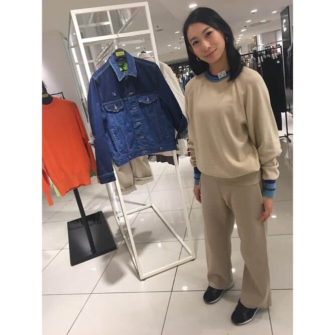 夢城えれんのインスタグラム：「今春デビューのフェリチタと言うブランドの初ポップアップにお邪魔してます😊  スノーマンとストーンズも来てるのを着せてもらいました🥰✌️ 全てユニセックスのおしゃれハイレベルなブランド😌 シルエットと着心地がとても良いです👍 . . .  #フェリチタ#Fericita#ポップアップ#ユニセックス#おしゃれ#ブランド#大人カジュアル  明後日までです☝️😊」