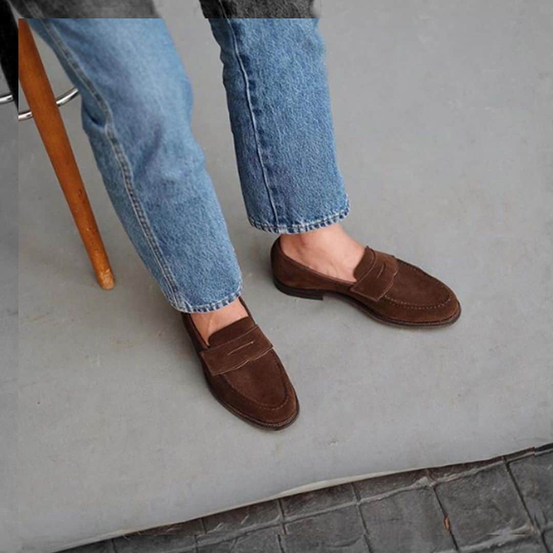 のインスタグラム：「Harvard in Dark Brown Suede – photo credit @the_shoeroom #crockettandjones #madetobeworn #customerimages」