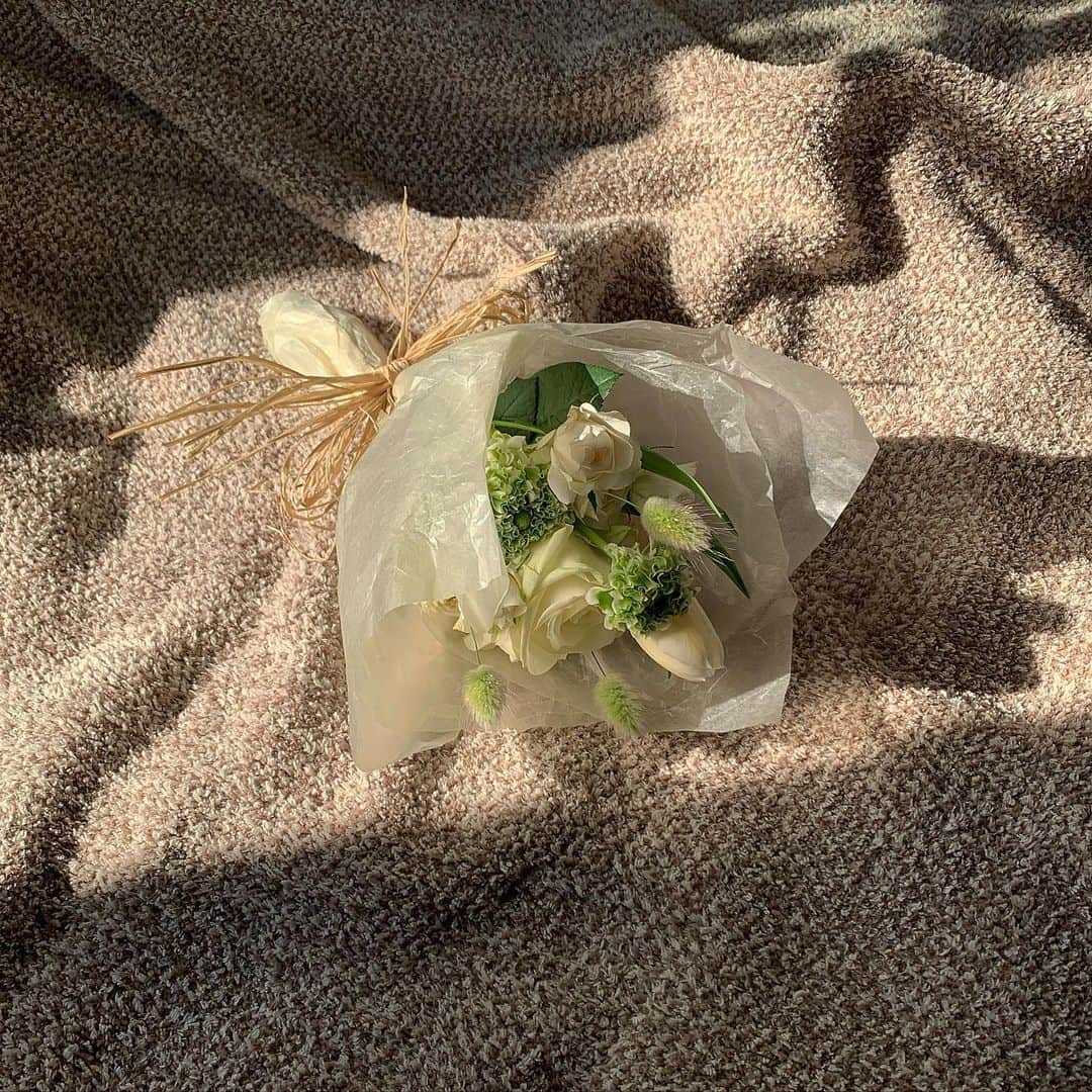 前田亜美のインスタグラム：「. . こーいう色合い好きなんですよね。. ナチュラルなお花をお部屋に飾ろうと思う❁❀✿✾. . . 🌿🌱🌷. かわいい。 #ドライフラワー にしても可愛いかも」
