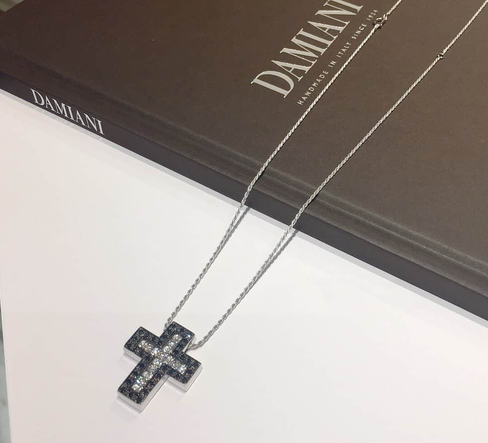 のインスタグラム：「本日DAMIANIのベルエポック 新作が発売✨ ブラックダイヤモンド&ホワイトダイヤモンドの組み合わせがかっこいいです😊 #damiani  #ダミアーニ  #ベルエポック #クロス #bijouxthreec #ビジュースリーク  #新作 #クラッシュアンドカンパニー」