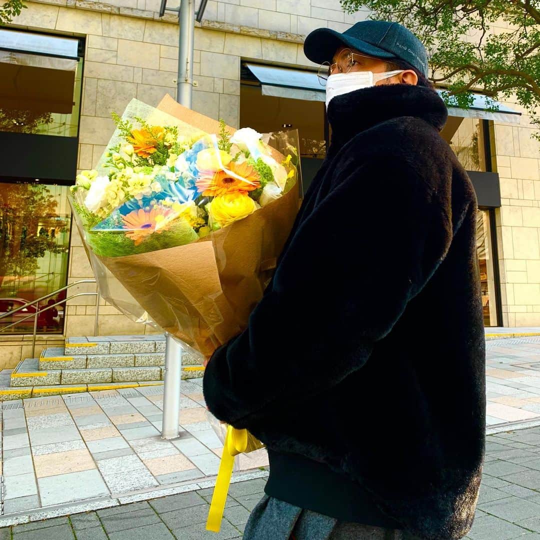 上地雄輔さんのインスタグラム写真 - (上地雄輔Instagram)「モヤモヤしてる君へ。どんぞ。 #💐 #合間に意味なく花を買うあやしいやつ。」3月15日 16時53分 - usk_kmj