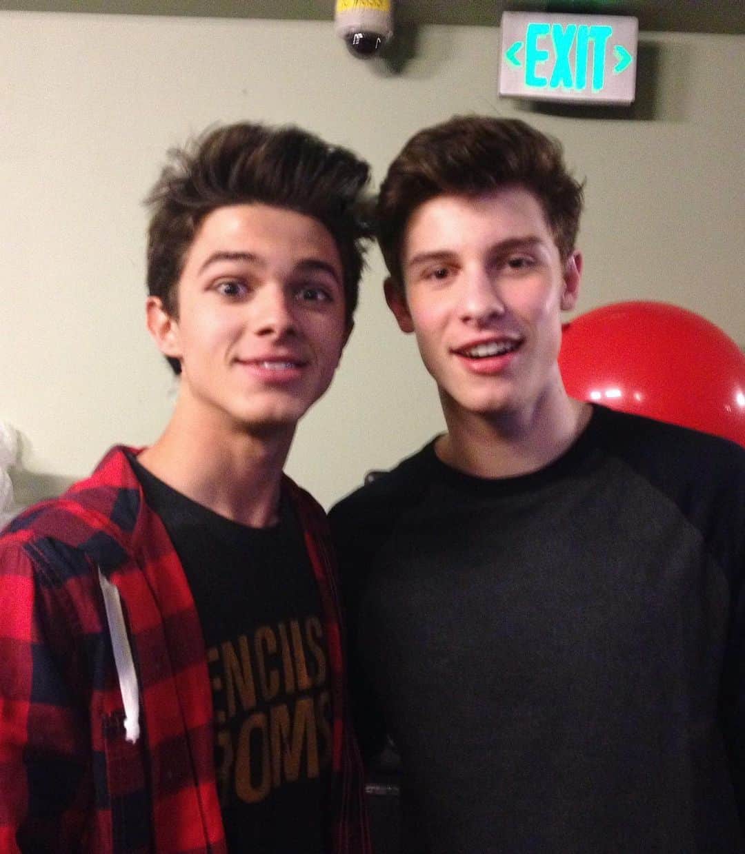 Brent Riveraのインスタグラム：「I was scrolling thru my camera roll and found this photo from 2014😱 Holy throwback haha😂」