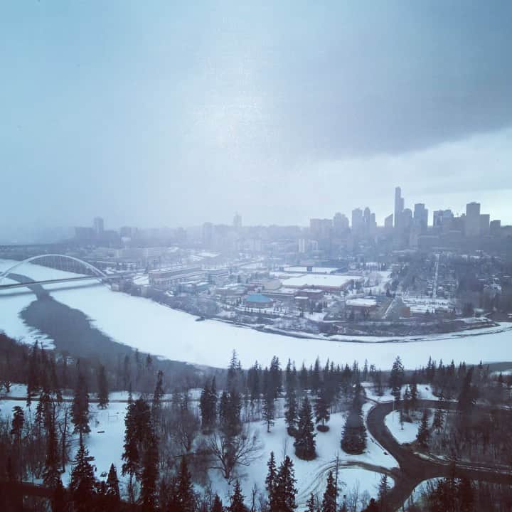 ヴォーン・チピアーのインスタグラム：「Who doesn’t love a snow storm? #yeg #albertawinter #edmonton #saskatchewandrive #itscoldoutside」