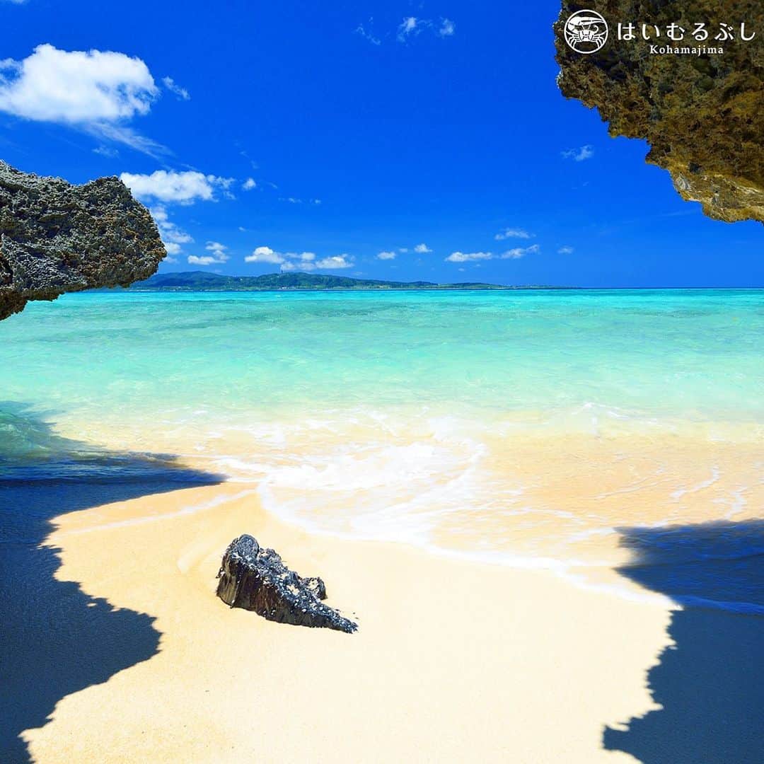 HAIMURUBUSHI はいむるぶしさんのインスタグラム写真 - (HAIMURUBUSHI はいむるぶしInstagram)「琉球石灰岩の海岸線にある小さな砂浜から望む風景。打ち寄せる小波の波音が心地よく響き、色鮮やかな光景に癒されます。 #沖縄 #八重山諸島 #黒島 #小浜島 #はいむるぶし #japan #okinawa #yaeyamaislands #kuroshima #kohamajima #haimurubushi」3月16日 2時33分 - haimurubushi_resorts