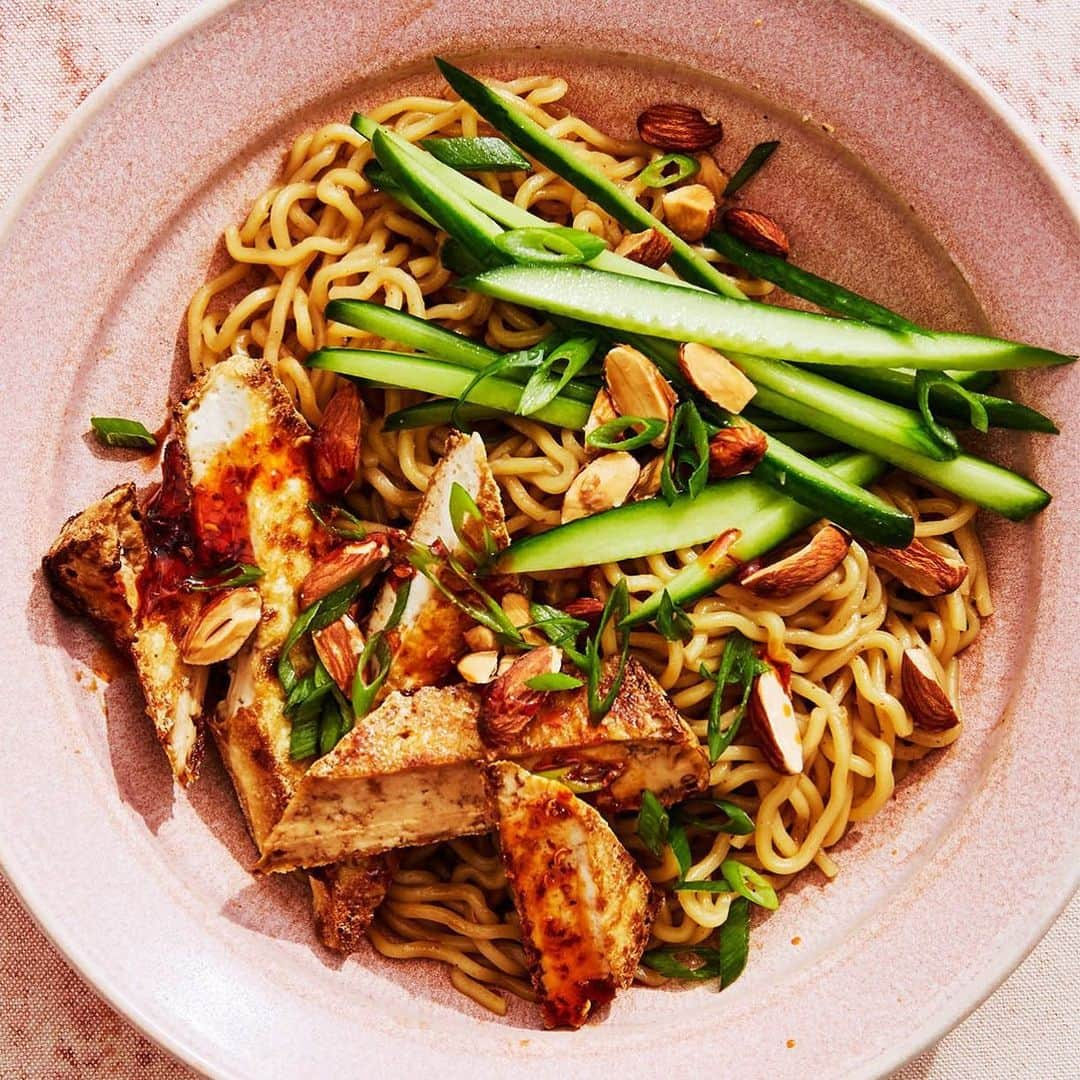 マーサ・スチュワートさんのインスタグラム写真 - (マーサ・スチュワートInstagram)「Its the perfect time to take that stash of ramen noodles to the next level. This vegetarian bowl is packed with crispy tofu that brings both protein and flavor to the table after it's crisped and coating in a tamari-maple sauce. The same tamari mixture is then blended with creamy nut butter of your choice to create a silky sauce that coats the noodles. Grab the recipe featured in our April issue at the link in bio. 📷: @ren_fuller | recipe by: @lucullanfoods | food styling by: @brooklyncooks | prop styling by: @suzie_myers」3月16日 3時02分 - marthastewart