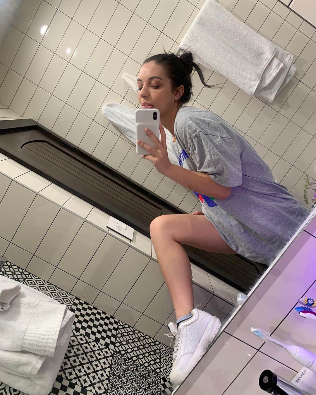 アデレード・ケインのインスタグラム：「Isolation is lit fam #introvert」