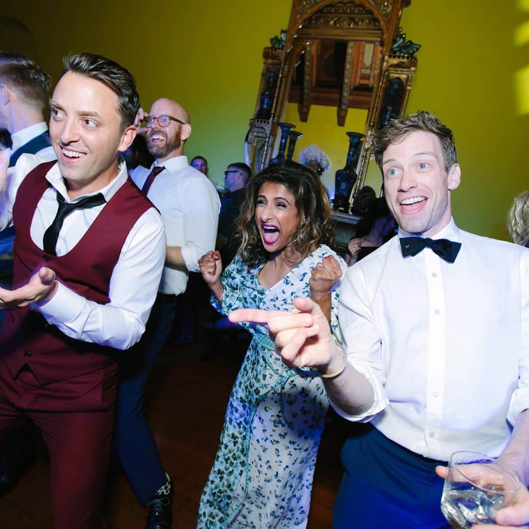 バーレット・フォアのインスタグラム：「Remembering social interaction while practicing social distancing. TB to perhaps the most fun wedding ever. @tylermarcumla + @gingerbeardbaker = ❤️🍸🎉#michaelgottyed」