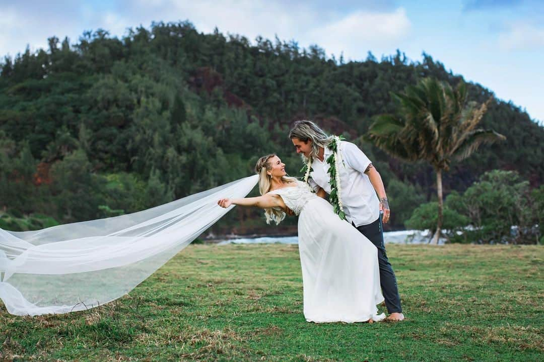 コレット・カーさんのインスタグラム写真 - (コレット・カーInstagram)「Quarantine Honeymoon. Feeling so grateful for our special day. It seems to have happened at the perfect moment, divine timing. My heart goes out to all of the brides and grooms having to cancel their big days, all the birthday boys and girls, and of course all the people and families suffering right now. There is a lot of heartbreak and a lot of change, but I am still saying no to fear. I am saying yes to hope and planting my feet in faith.」3月16日 3時35分 - colettecarr