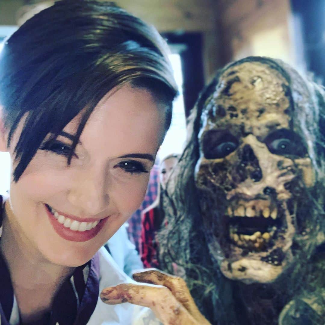 マギー・グレイスのインスタグラム：「Smokey the Walker says: “Apocalypse prevention starts with YOU!” Please stay home. I know there are major hurdles for a lot of folks, financial and otherwise, but it’s the only way we can slow the wave of cases to avoid overwhelming the hospitals . Your Netflix n’ chill is SAVING LIVES, friends! Cuz Science! Check out trusted medical news sources with public health experts able to speak transparently. If we don’t all work together to #stopthespread , the US is on track to look like Italy in ten days or so, where doctors are overwhelmed and having to make heartbreaking decisions about who to save. If you’re not worried about yourself, that’s cool, but please stay home for our parents, our grandparents, for friends with high-risk conditions. Crack open a cold one and catch up on a flick and know you’re doing a good thing for them, you hero, you! 🍻 #flattenthecurve #canceleverything #homehappyhourforgranny #juststayin」