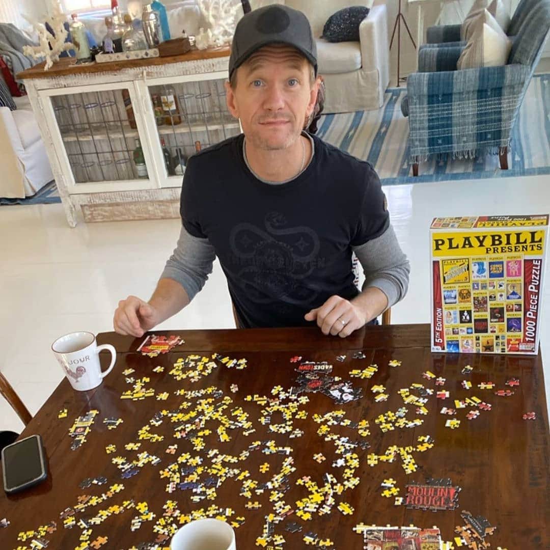 ニール・パトリック・ハリスのインスタグラム：「😊🧩 #neilpatrickharris #nph #tagsforlikes #actor #lovehim #handsome #repost #igstory #puzzle #games #awesome #legendary @nph 🤍🤍 [From @dbelicious IG story]」