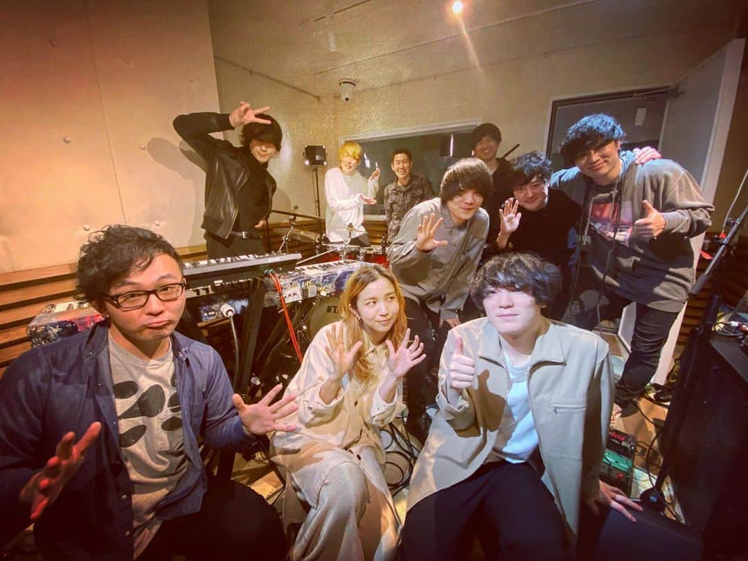 森彩乃さんのインスタグラム写真 - (森彩乃Instagram)「🎥 2020.3.15 クアイフ presents 【 live room Q 】 生配信2マンライブ ゲスト：PLUE ・ この日を迎えるまでは、音や映像や照明など全部自分たちで試行錯誤しながらこだわって準備していたんだけど、今回、この企画を立ち上げたことをSNSに投稿したところ、名古屋の仲間が連絡をくれて集まってくれて、結果的に当日はみんなの愛と協力のもと、良い時間を作ることができました。(トーク中のところどころの音量差など、すまんね！改善点は今後に活かします。)(でも全体的には…初回にしては…良かったんじゃないですか？)(自己評価高めでやらせてもろてます。)(とにかくライブの音すごく良くて、映像も綺麗なんだ！) ・ クアイフのTwitterにアーカイブが残ってるので、ぜひ観てね。 ・ 初回配信に出演してくれたPLUE、本当に有難う！また出てほしいし、ライブハウスでもやりたいね。 Vo.水川とコラボした「snow traveler」これまじめちゃくちゃ良かったな…一度きりじゃもったいない。(#森スタグラム配信 にオファーしておきました) ・ 音楽もスポーツも人とのコミュニケーションも、生で直接感じるのが一番だけどさ、また直接体感できる時までは、お互いやれることやって、面白い日々を過ごして、想いを存分に高めておこうぜー。観てくれた皆さん、有難う！ #liveroomQ #ルームQ #クアイフ #Qaijff #PLUE #生配信 #ライブ配信 #配信 #live #2マン #2man #liveroom #スタジオライブ #studiolive #studio #singer #piano #弾き語り #ピアノ #band #music #pop #rock #nagoya #Salvia #grampus #japanese #japaneseband #japan」3月16日 3時52分 - moriayano1119