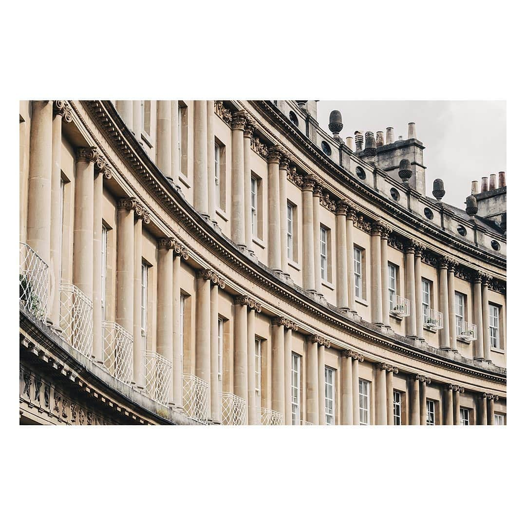 The Modern Houseさんのインスタグラム写真 - (The Modern HouseInstagram)「The cultural capital of Somerset’s calling card might be its grand Georgian townhouses, renowned for their yellow sandstone sheen, but scratch a little deeper and you’ll find Bath’s cobbled streets are full of fine museums, cosy cafés, a strong network of independent shops and a cheery, market town atmosphere. Today, with the help of @cerealmag founder and local resident @rosaliapark we run down what to see and do in Bath. Check out our stories to see more.」3月15日 19時02分 - themodernhouse